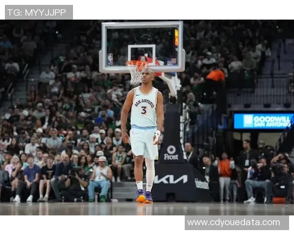 现役足球球员中年龄最大的传奇球星是谁?