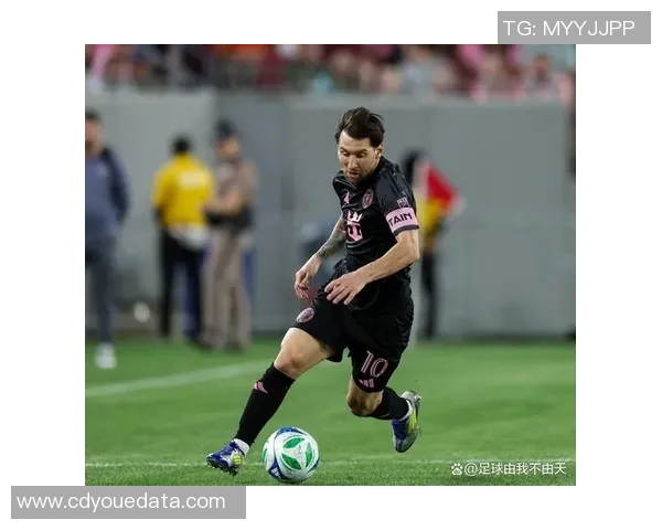 足球明星佩戴耳机专注训练展现个人魅力与职业态度